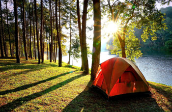 Camping_TenteRiviere_CR_iStock_Wanchanta