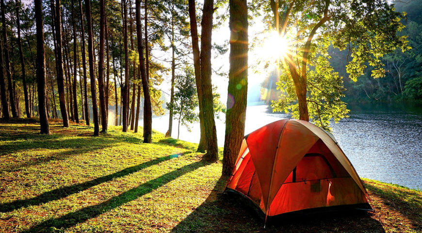 Camping_TenteRiviere_CR_iStock_Wanchanta